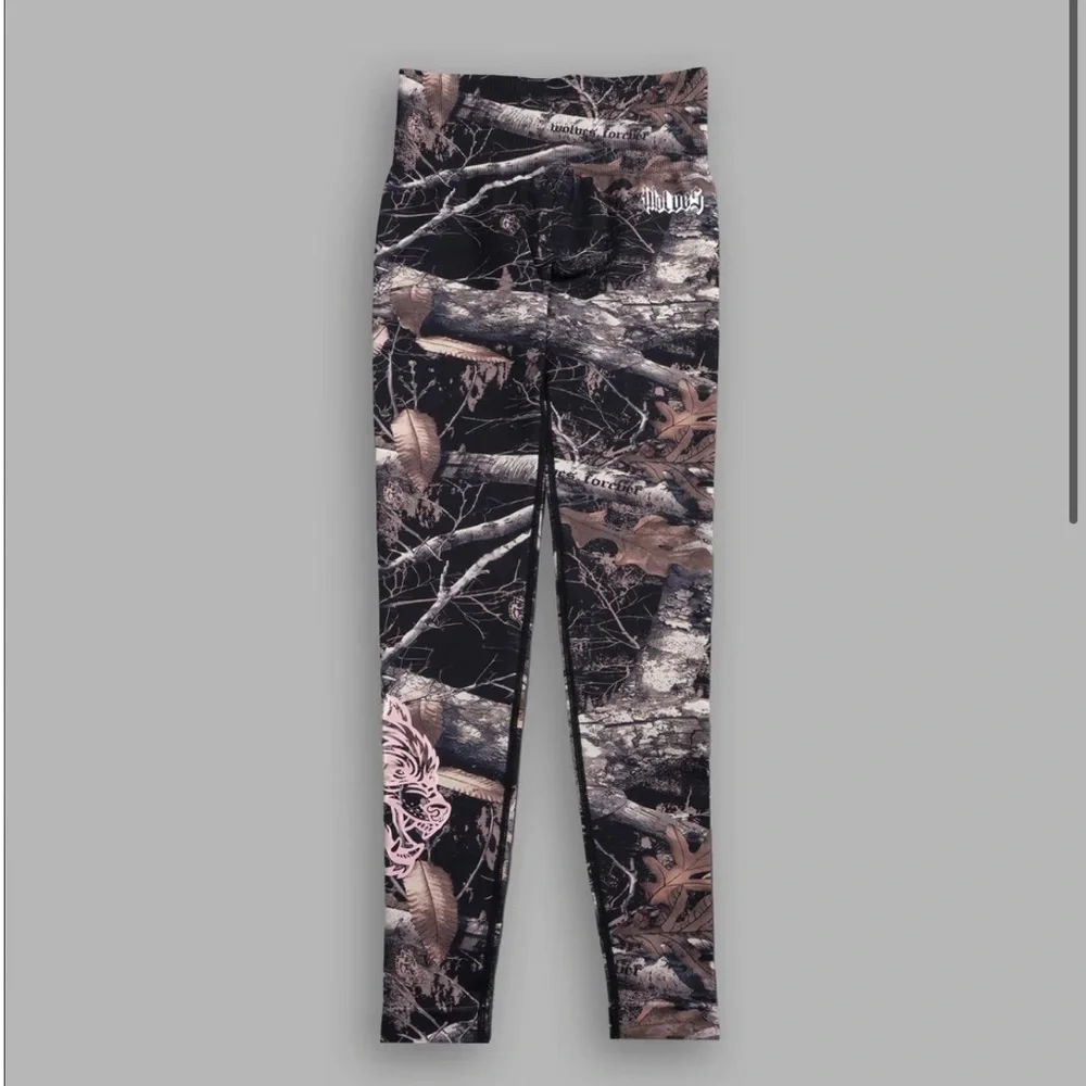 OUR PASSION "EVERSON SEAMLESS" SCRUNCH LEGGINGS IN DARC BROWN WOODLAND CAMO - Picture 3 of 12